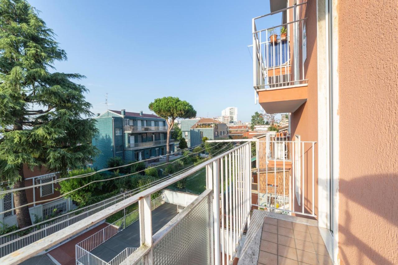 Precotto Comfortable Flat With Balcony Milan Exterior photo